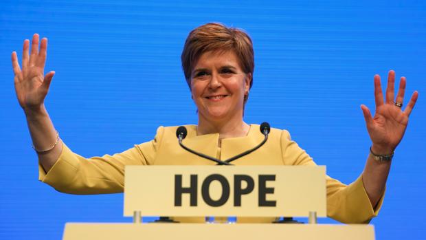 Nicola Sturgeon, durante su intervención en el congreso del SNP, con un letrero que reza «Esperanza»