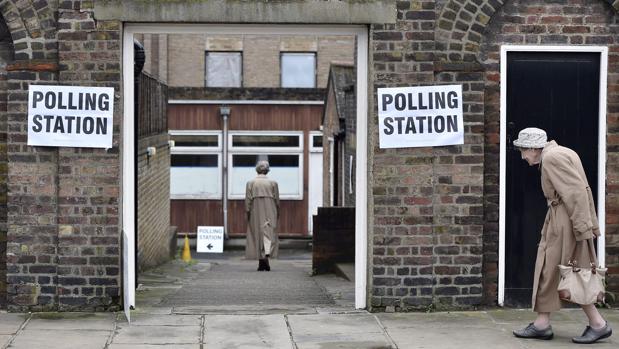 Dos mujeres acuden a votar en un centro electoral durante el referéndum sobre el Brexit de 2016