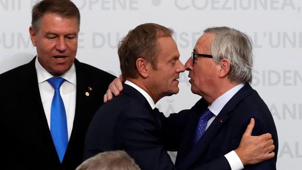 El presidente rumano, Klaus Werner Johannis, ante Donald Tusk y Jean-Claude Juncker, durante la cumbre informal de la UE celebrada este jueves en Sibiu (Rumanía)