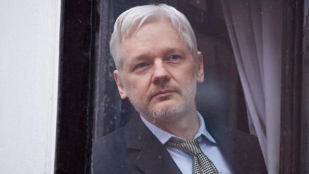 El fundador de Wikileaks, Julian Assange, en el interior de la Embajada de Ecuador en Londres, en 2016