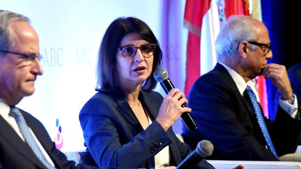 La directora ejecutiva del Grupo Ramos, Mercedes Ramos, habla durante la inauguración de Foro ABC América: “República Dominicana: crecimiento y sostenibilidad”