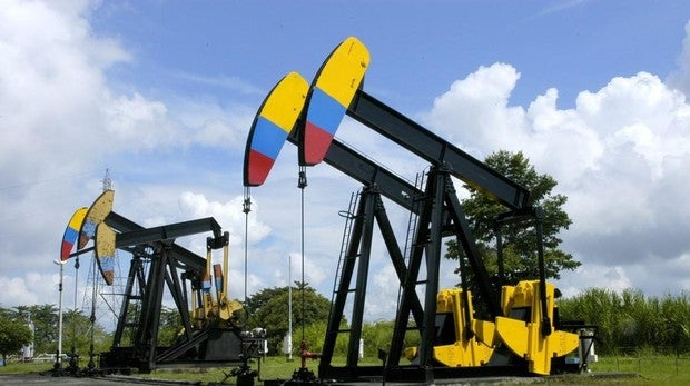 Una cigüeña de extracción de petróleo en Colombia