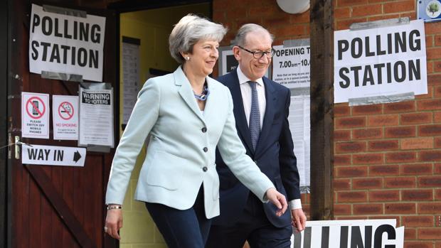 Theresa May y su marido Phillip salen de un colegio electoral de Sonning tras participar en los comicios europeos
