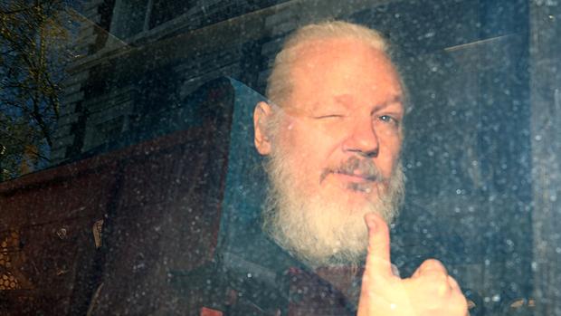 Julian Assange tras ser arrestado en Londres el pasado 11 de abril