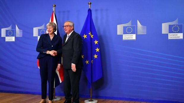 May y Juncker durante la firma del acuerdo de Brexit el año pasado