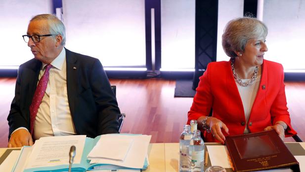 Jean-Claude Juncker y Theresa May, en una cumbre informal en Salzburgo el 20 de septiembre de 2018