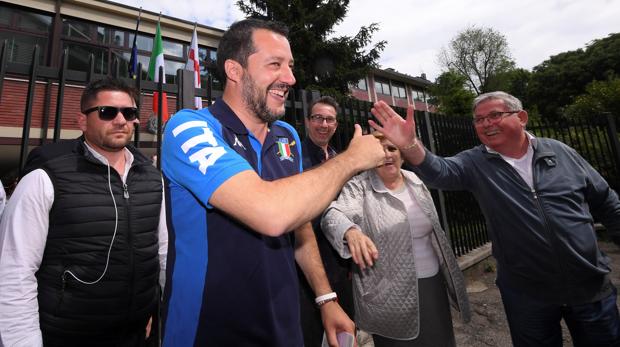 Matteo Salvini, tras depositar su voto este domingo en Milán