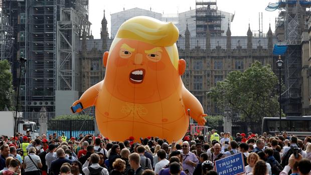 Un grupo de manifestantes exhiben un globo gigante de Donald Trump, durante la visita del presidente al Reino Unido el verano pasado