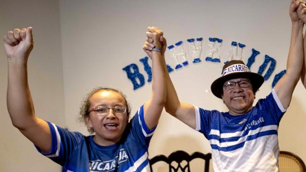 Los periodistas Lucía Pineda y Miguel Mora celebran su puesta en libertad en Managua