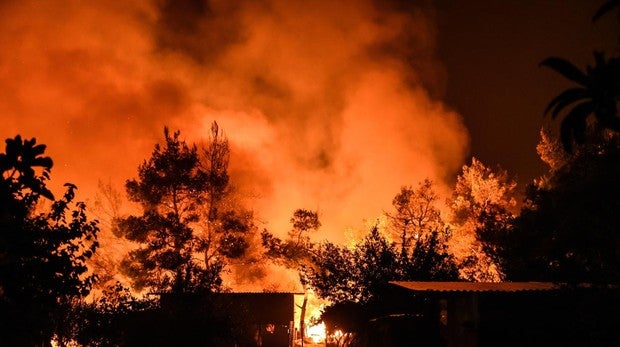 Un gran incendio arrasa la isla de Eubea, en el mar Egeo