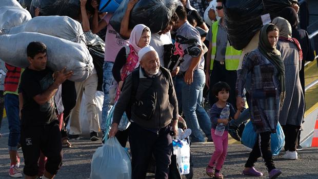 Grecia traslada a mil inmigrantes hacinados en el «infierno de Moria»