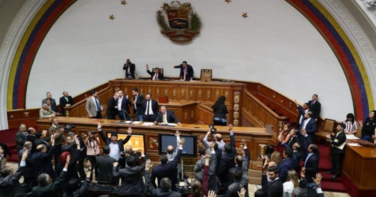 Los diputados opositores venezolanos acuerdan en privado un salario en  dólares al mes