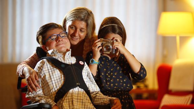 Andrés Marcio, que da nombre a la Fundación, junto a su madre y su hermana