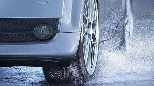 Siempre, pero, sobre todo cuando llueve, debemos tener los neumáticos en buen estado