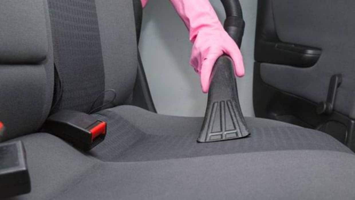 Descubre el truco casero para limpiar el interior de tu coche que