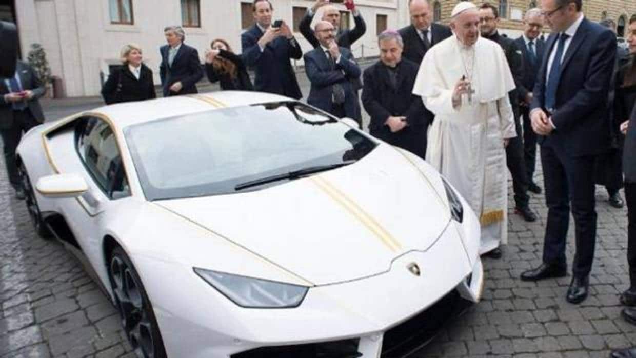 Una empresa murciana compra por  euros el Lamborghini del Papa