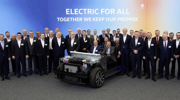 Herbert Diess, consejero delegado del Grupo Volkswagen, junto con los proveedores de la futura familia eléctrica del fabricante