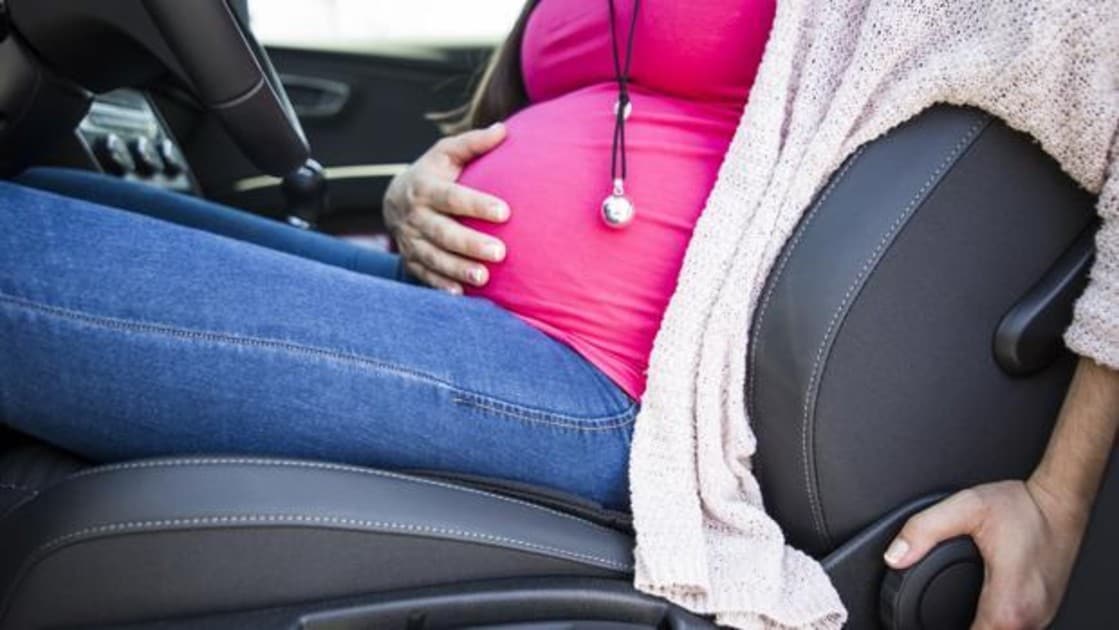 Así debes colocarte el cinturón de seguridad en el coche si estás embarazada