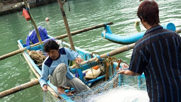 Se considera que al menos 640 000 toneladas de aparejos de pesca se pierden o se abandonan en los océanos cada año