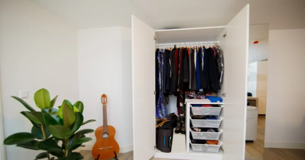 Organizador de ropa para colgar en el armario gris con 6 compartimientos