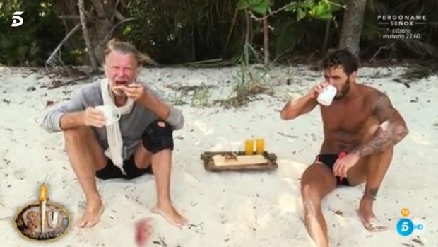 Edmundo Arrocet disfruta de su primer desayuno en Supervivientes
