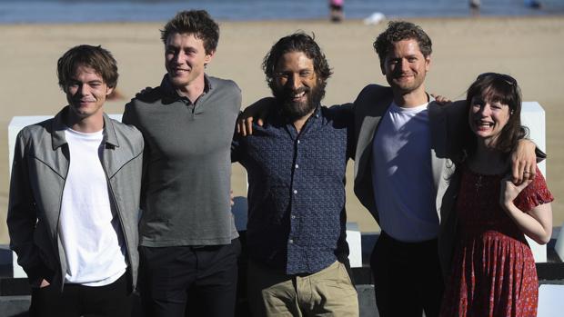 El director Sergio G. Sánchez (centro) y los actores durante la presentación hoy de su película «El secreto de Marrowbone"», que compite en la sección oficial de la 65 edición del Festival Internacional de Cine de San Sebastián