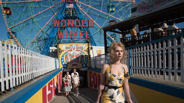 Juno Temple, frente a la noria de Coney Island que da título al filme