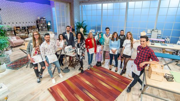 Los concursantesd e «Maestros de la costura», en el plató