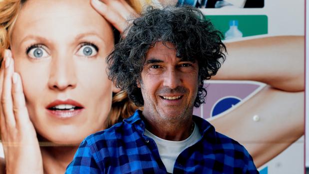 Éric Lavaine, junto al cartel de su nueva película, «Historias de una indecisa»