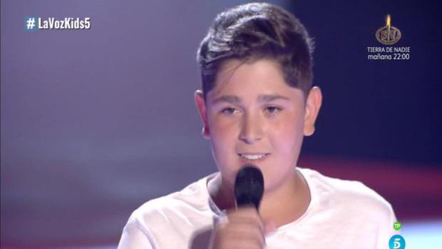 Iván durante su actuación en el escenario de La Voz Kids