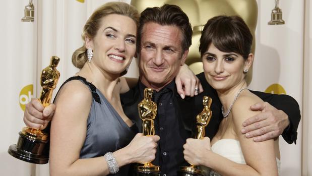 Sean Penn posa junto a Kate Winslet y Penélope Cruz con su Oscar por «Mi nombre es Harvey Milk»