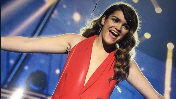 Amaia y sus pelos dibujados con rotulador, en una de las revistas personalizadas por ella misma