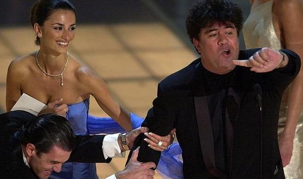 Almdóvar recoge el Oscar junto a Penélope Cruz y Antonio Banderas