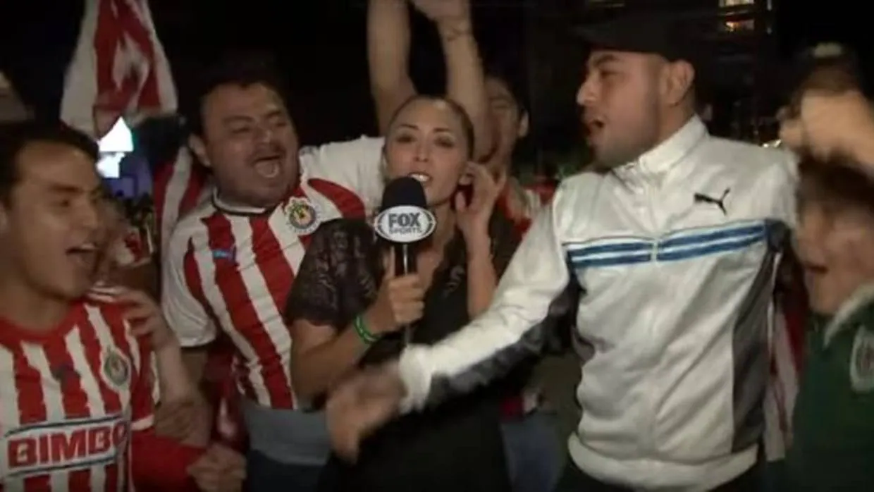 La aplaudida reacción de una reportera de Fox Sports tras ser manoseada  «varias veces» en directo