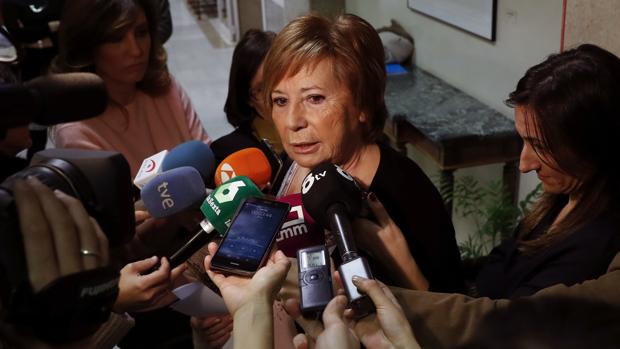 Celia Villalobos atiende a los medios en el Congreso de los Diputados