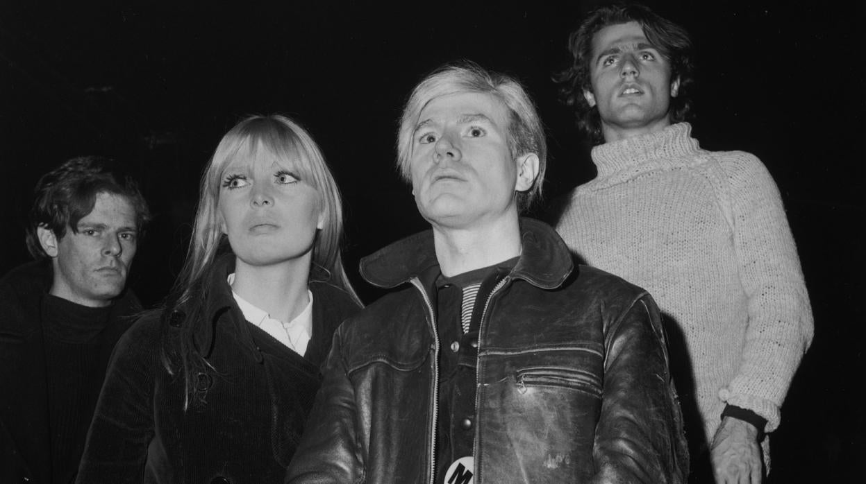 Los demonios de Nico, la musa de Andy Warhol que murió montando en bicicleta