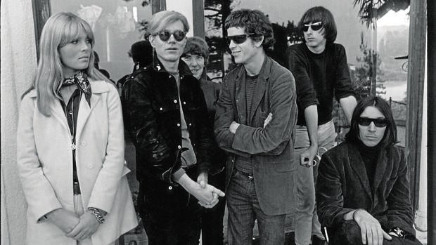 Los integrantes de The Velvet Underground, con la modelo Nico y Andy Warhol a la izquierda