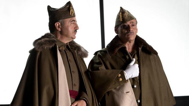 Santi Prego y Eduard Fernández caracterizados como Franco y Millan Astray en la película «Mientras dure la guerra»