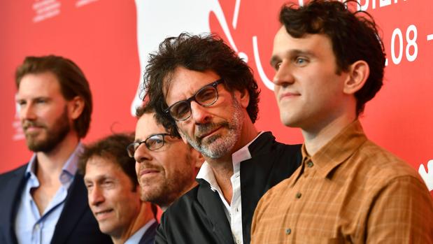 Los hermanos Ethan y Joel Coen posan en Venecia con el reparto de su película a competición, «The Ballad of Buster Scruggs»