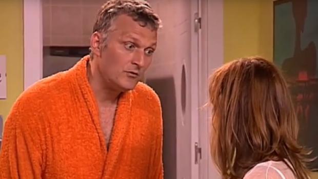 Radek (Jöns Pappila), junto a Estela Reynolds (Antonia San Juan) en «La que se avecina»