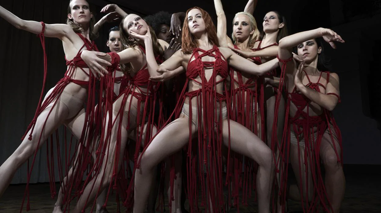 Dakota Johnson necesitó ayuda psicológica tras rodar «Suspiria»: «Fue un  aquelarre con brujas de verdad»