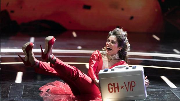 Miriam Saavedra con el maletín de «Gran Hermano VIP»