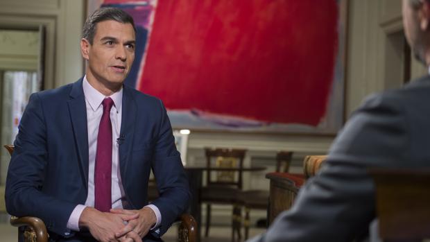 El presidente del Gobierno, Pedro Sánchez, ofrece una entrevista en directo en el Telediario 2 de TVE