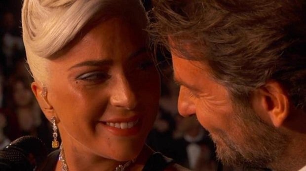 Bradley Cooper y Lady Gaga cantando Shallow en los Oscar