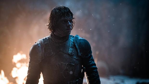 Theon Greyjoy ha sido el encargado de defender a Bran Stark