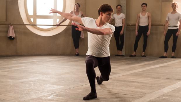 Oleg Ivenko encarna a Nureyev en «El bailarín»
