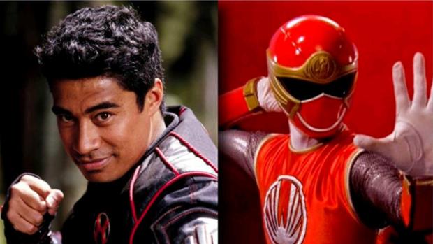Pua Magasiva caracterizado como el Power Ranger rojo