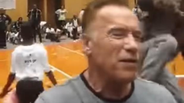 Momento de la agresión a Arnold Schwarzenegger