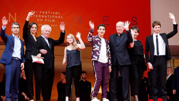 El actor francés Olivier Bonnaud; la actriz belga Claire Bodson; el cineasta belga Luc Dardenne; el actor belga Idir Ben Addi; la actriz belga Victoria Bluck; el cineasta belga Jean-Pierre Dardenne; la actriz belga Myriem Akheddiou y el actor belga Othmane Moumen posan para los medios durante la presentación de la película "El joven Ahmed",