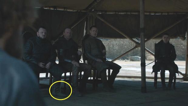 Detalle de la botella de plástico tras el pie de Samwell Tarly en el capítulo final de Juego de Tronos